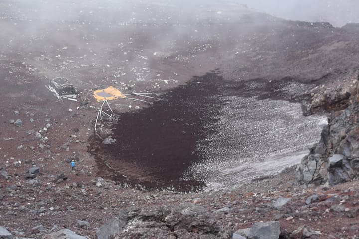 富士山頂の山小屋の水は残雪からとっている