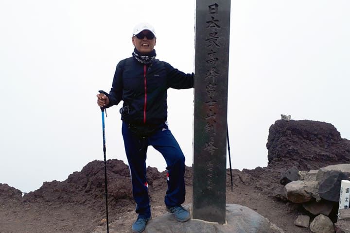 「日本最高峰富士山剣ヶ峰」の碑の前で記念撮影