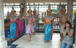 エラワン廟で祈りの舞いを行うタイ女性たち