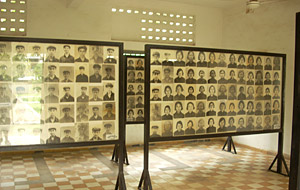 収容された人々の顔写真