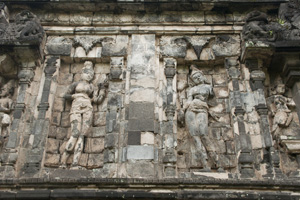 サリ寺院外壁のレリーフ