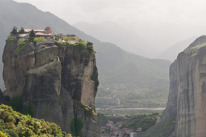 岩山の上に建つアギア・トリナダ修道院