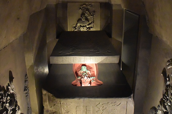 パレンケ遺跡のパカル王墓