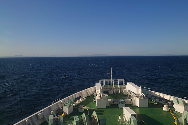フェリーから望む津軽海峡。北海道の陸影も見える