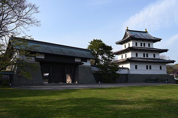 松前城の天守と本丸御門