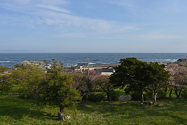 松前城から望む津軽海峡