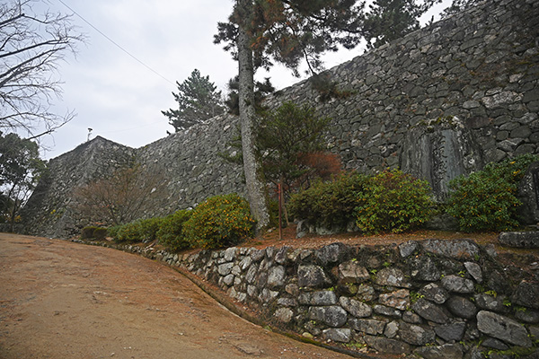 松阪城本丸を守る石垣と「松阪城」の石碑