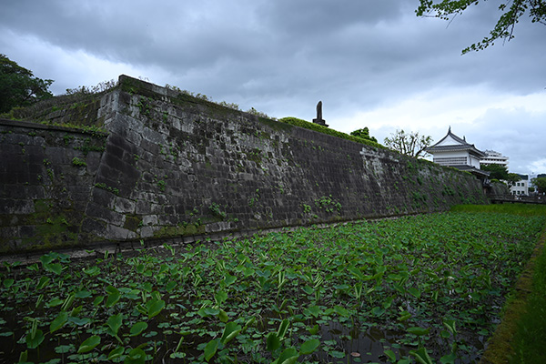 鹿児島城の内堀と石垣