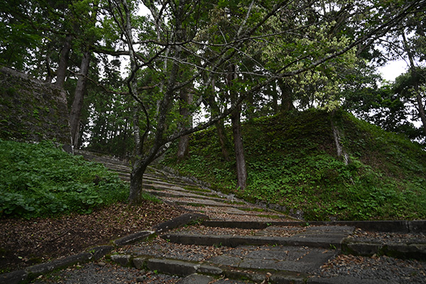 飫肥城本丸への坂道