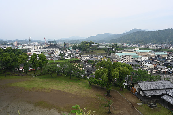 「千人殺しの石垣」の上から望む延岡城 二の丸広場