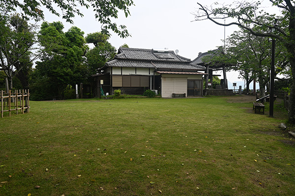 延岡城天守台。右奥が「城山の鐘」