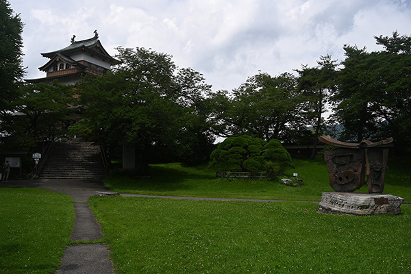 本丸広場から望む高島城天守