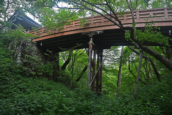 空堀の底から見上げる問屋門と桜雲橋