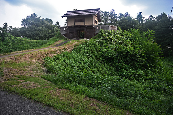 再現された箕輪城 郭馬出西虎口門