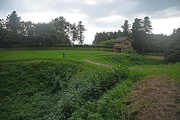 箕輪城の大堀切と郭馬出西虎口門