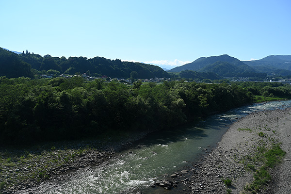 名胡桃城を目指し、利根川の月夜野大橋を渡る