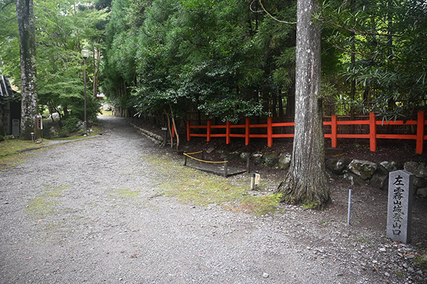 霧山城への登山口