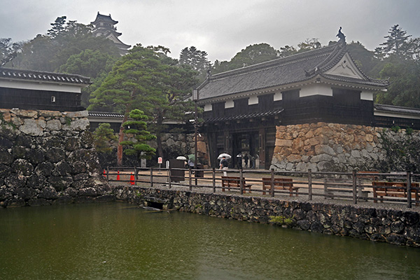 高知城の追手門と山頂の天守