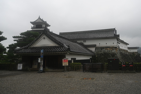 高知城本丸へと続く懐徳館