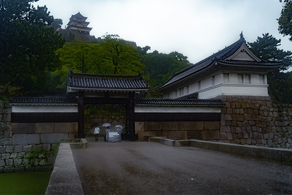 丸亀城の大手二の門、大手一の門、天守