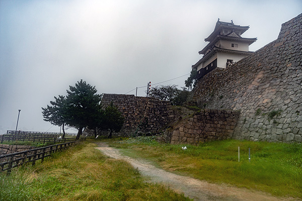 石垣の上に建つ丸亀城天守