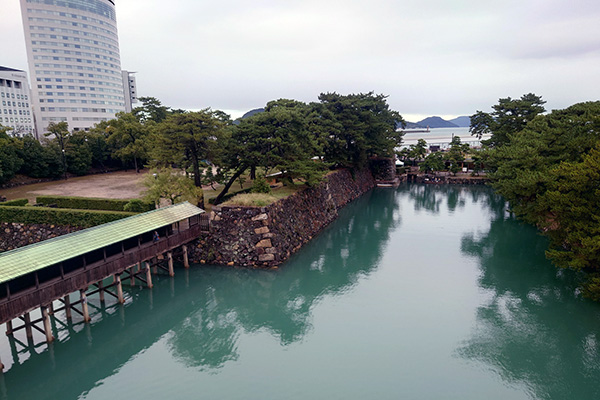 瀬戸内海に繋がる高松城内堀