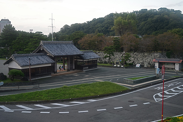 徳島城 鷲の門と城山