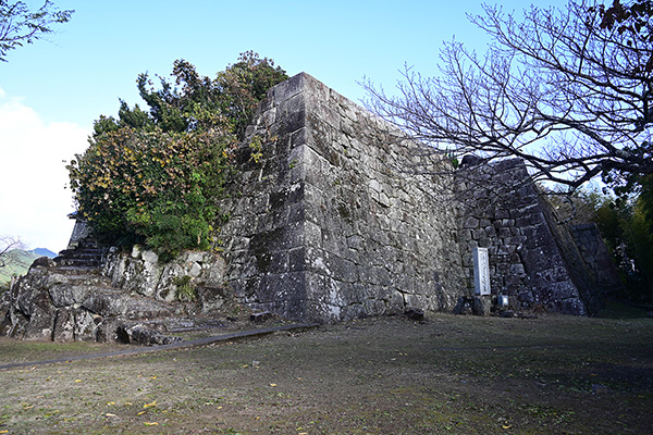 新宮城 本丸南側石垣（屏風折れ）