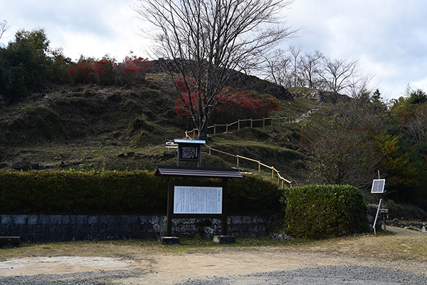 麓から望む赤木城の城山