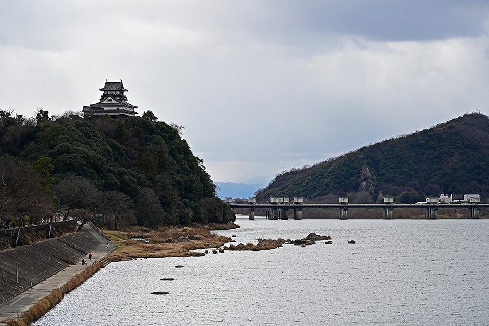 木曽川の畔に屹立する犬山城天守