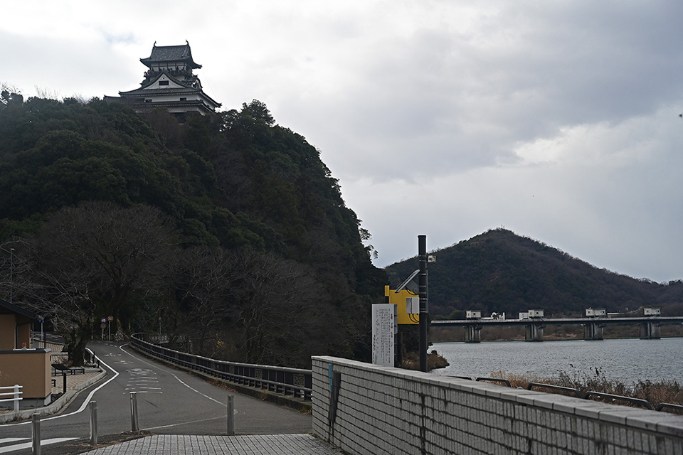 寄って木曽川畔から望む犬山城天守