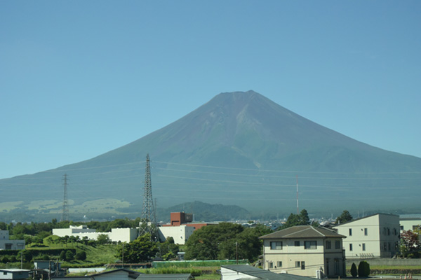 高速バスの車窓からくっきりと見えた富士山