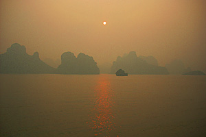 夕陽に染まるハロン湾