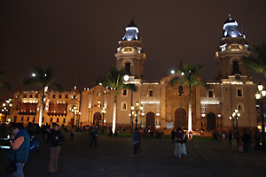 リマのアルマス広場とカテドラル