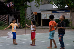 子どもたちが遊ぶ脇道沿いの広場