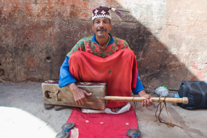 民族楽器を奏でる男性