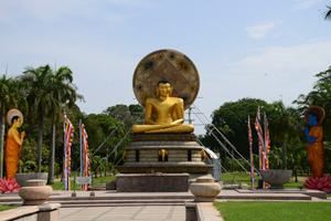 ヴィハーラ・マハー・デーウィ公園内の仏像