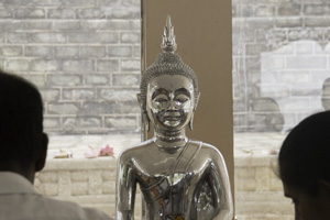 ルワンウェリ・サーヤ大塔の銀色の仏像
