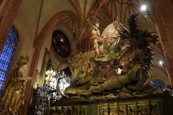 大聖堂の「セント・ジョージと龍」像