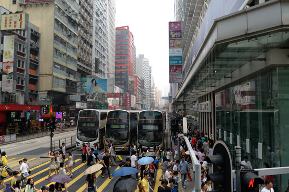 香港の道行く人々を見下ろす