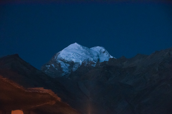 ザンスカール　暗闇の中、雪山が輝く